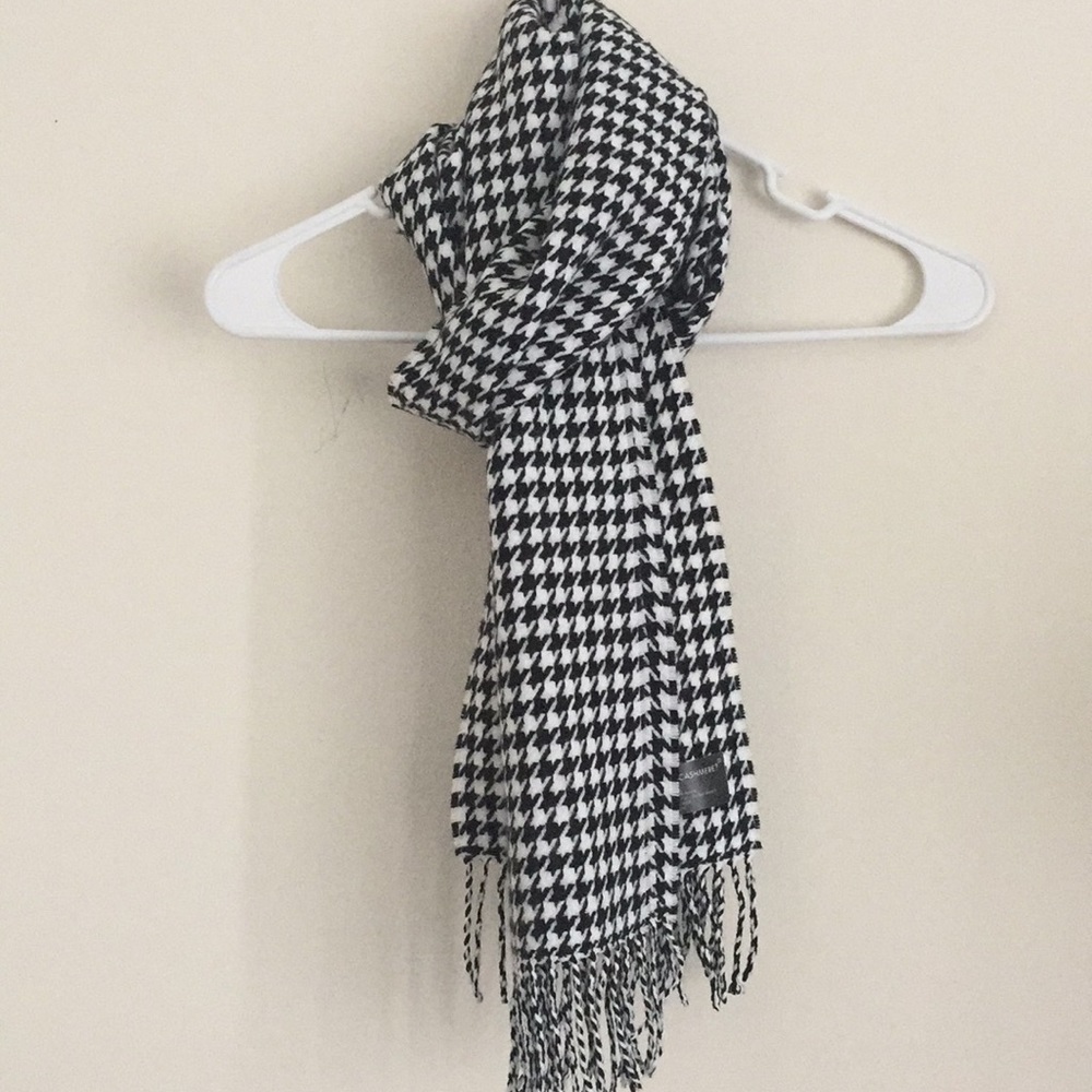 Black and white scarf